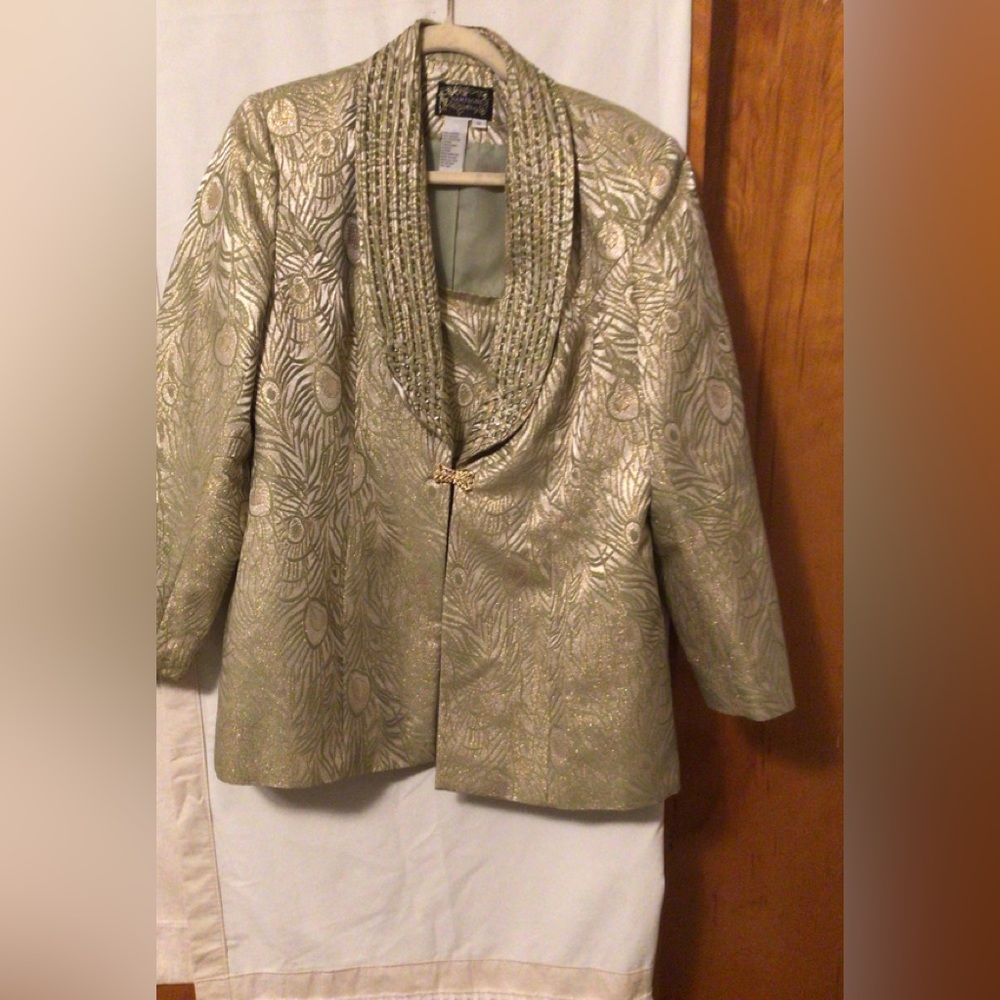 CHAMPAGNE  ITALY SKIRT SUIT SZ 12